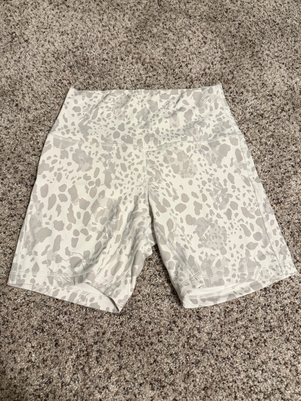 Lululemon align shorts 6” - white abstract leopard - Size 6